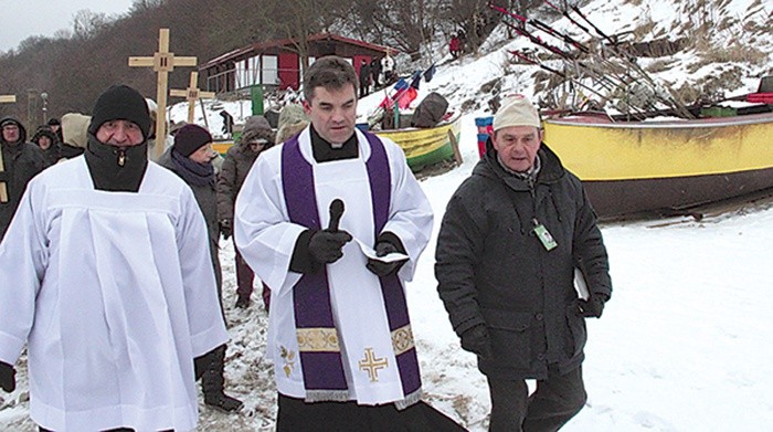  Mimo niesprzyjającej aury uczestników Drogi Krzyżowej nie opuszczało skupienie