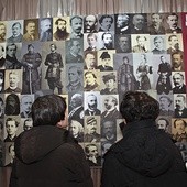  Obok fotografii powstańców umieszczono ich nazwiska z uniwersyteckich ksiąg wpisowych