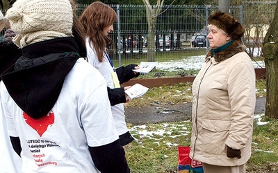 W rozpropa- gowaniu akcji w Koszalinie pomagali młodzi wolontariusze z Gimnazjum nr 11 