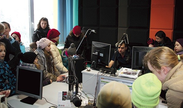  Jak płynie czas na antenie, dzieci ze Skoczowa obserwowały w radiowym studiu