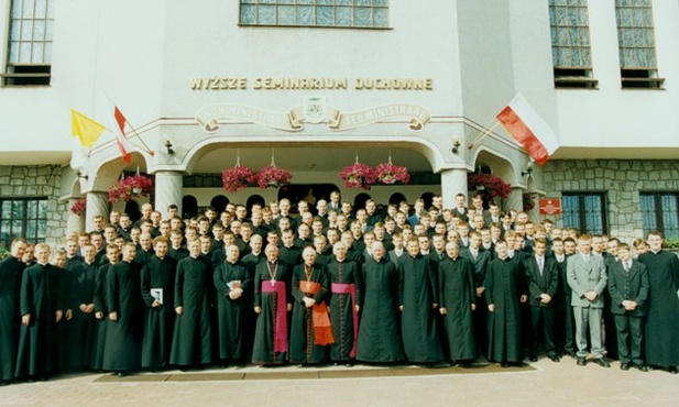 Wspólna fotografia seminaryjnej wspólnoty z kard. Józefem Ratzingerem przed frontonem