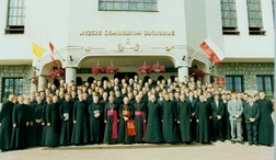 Wspólna fotografia seminaryjnej wspólnoty z kard. Józefem Ratzingerem przed frontonem