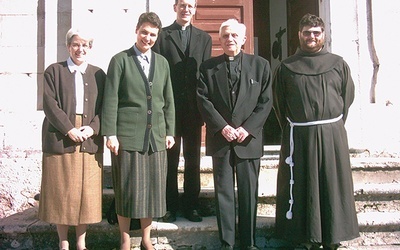  Kardynał Ratzinger podczas wizyty w klasztorze franciszkanów w Pereto. Po prawej brat Ananiel Białek, obecnie furtian klasztoru i zakrystian w kościele Niepokalanego Serca NMP w Zabrzu