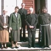  Kardynał Ratzinger podczas wizyty w klasztorze franciszkanów w Pereto. Po prawej brat Ananiel Białek, obecnie furtian klasztoru i zakrystian w kościele Niepokalanego Serca NMP w Zabrzu