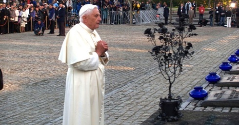 Benedykt XVI pod Pomnikiem Ofiar KL Auschwitz-Birkenau