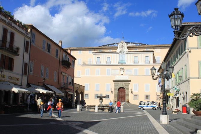 Castel Gandolfo - tu zamieszkał Benedykt XVI