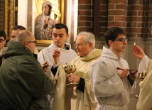 Abp Henryk Hoser podczas udzielania Komunii św. 