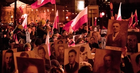 Podziemna armia w rytmie bębnów powraca