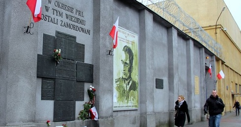 Tablica na murze aresztu śledczego przy ul. Rakowieckiej, upamiętniająca zamordowanych w nim żołnierzy wyklętych