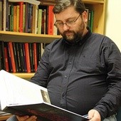 Prof. Piotr Niwiński, wykładowca Uniwersytetu Gdańskiego. Od wielu lat bada i popularyzuje historię oddziału „Łupaszki”