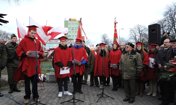 Młodzież z I LO im. M. Kopernika przedstawiła patriotyczny montaż słowno-muzyczny