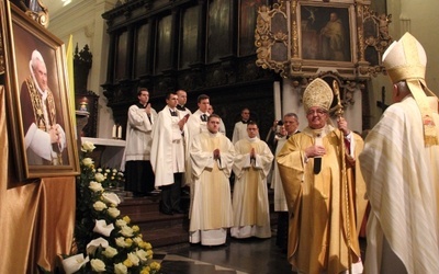 Już po liturgii arcybiskupi w zadumie zatrzymali się przed wizerunkiem papieża Benedykta XVI. Uroczystość zakończyła się kilka minut przed godz. 20