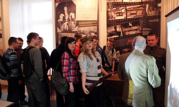 Młodzież na wsytawie "Zaplute karły reakcji" w sochaczewskim muzeum 