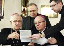 Biskupi o dokumencie bioetycznym i rocznicy Chrztu Polski
