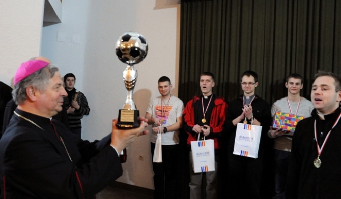 Puchar zwycięskiej drużynie z Białegostoku wręczył bp Henryk Tomasik