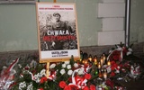 Przy dawnym więzieniu UB w Ciechanowie złożono kwiaty i zapalono znicze w hołdzie żołnierzom wyklętym