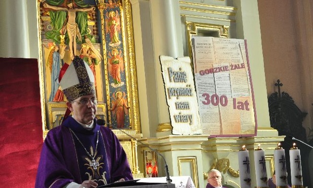 - Ile pokoleń Mławian uczyło się z Gorzkich Żali wiary, współczucia i wrażliwości, nadziei i cierpliwości – mówił w homilii biskup płocki