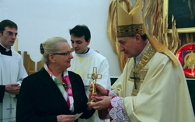  Relikwiarz odebrała Halina Węgrzyn, prezes Rodziny Szkół im. Jana Pawła II w naszej diecezji  