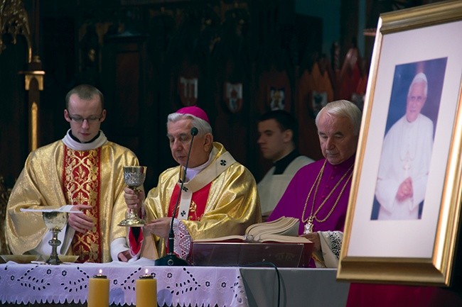  Abp Wojciech Ziemba zaznaczył, że całe swoje życie Benedykt XVI poświęcił na przekazywanie światu prawdy kim naprawdę jest Jezus Chrystus