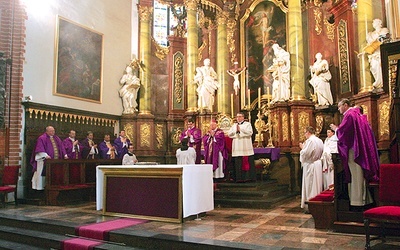 W legnickiej katedrze zebrało sie prawie 30 księży