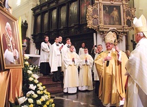  Ze wzruszeniem i zadumą zatrzymali się przed portretem Benedykta XVI metropolita i arcybiskup senior. Jeszcze długo po uroczystości gromadzili się przed nim rozmodleni wierni