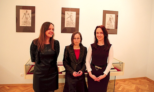  Autorki wystawy „Alchemicy, medycy, uczeni”: dr Maria Otto (w środku), Agnieszka Kubiak (po prawej) i Zofia Tatarek  