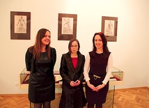 Autorki wystawy „Alchemicy, medycy, uczeni”: dr Maria Otto (w środku), Agnieszka Kubiak (po prawej) i Zofia Tatarek  