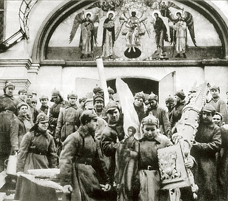 Żołnierze Armii Czerwonej ograbiający Monaster Simonowski w Moskwie