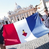 – Nasza mama uszyła tę flagę specjalnie na audiencję – pokazuje z dumą Pierre Thierry. – Wyszyła na niej Najświętsze Serce Jezusa. Wierzymy, że nasz kraj powróci do Chrystusa. Rodzina Thierry (9 dzieci z rodzicami) przyjechała specjalnie na pożegnanie Benedykta XVI