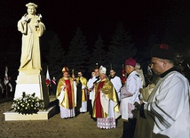  Figura św. Kazimierza mierzy trzy metry wysokości. Została wykonana z białego kamienia