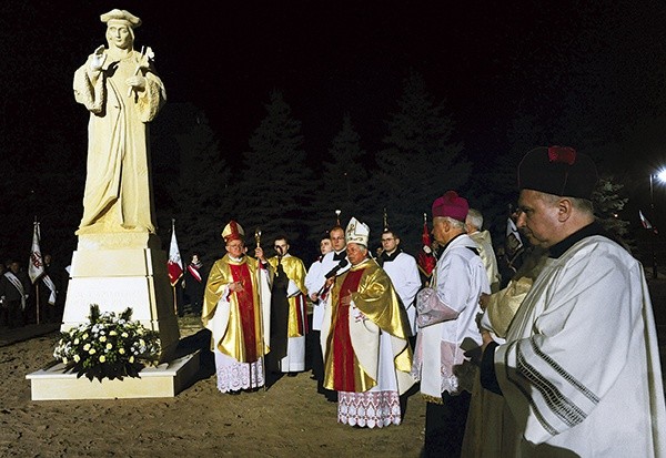  Figura św. Kazimierza mierzy trzy metry wysokości. Została wykonana z białego kamienia