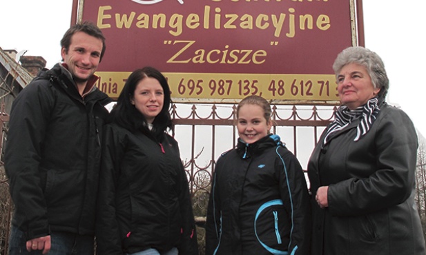  Jadwiga Warchoł (z prawej) z synową Pauliną,  synem Tomaszem i wnuczką Natalią zapraszają  na rekolekcje do centrum 