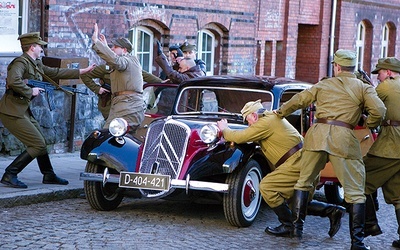 W inscenizacji pojawił się zabytkowy Citroen BL 11 – auta tego typu były na wyposażeniu Urzędu Bezpieczeństwa – i radziecki motocykl z koszem