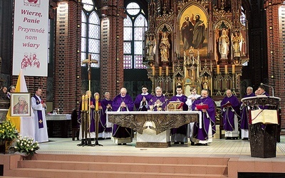  Modlitwie w katedrze przewodzili biskupi Jan Kopiec, Gerard Kusz i Jan Wieczorek