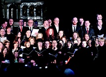  „Mszę o miłosierdziu” wykonały chór złożony z profesjonalnych chórzystów i amatorów oraz orkiestra