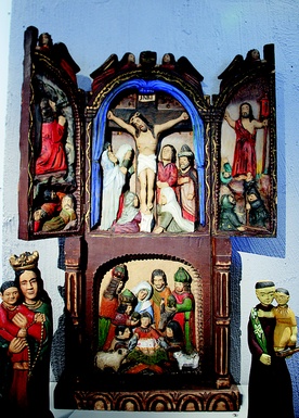  Kapliczka ze skansenu w Sierpcu (fragment kolekcji rzeźby ludowej) przedstawia m.in. sceny: „Chrystus w Ogrójcu”, „Ukrzyżowanie” i „Zmartwychwstanie”