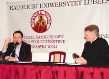  Krzysztof Ziemiec i ks. dr Mariusz Kozłowski w przyjacielskiej rozmowie