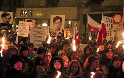  „Armio wyklęta, dziś Wrocław o was pamięta” – m.in. takie hasło wznosili uczestnicy wrocławskiego marszu pamięci 