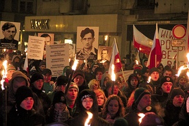  „Armio wyklęta, dziś Wrocław o was pamięta” – m.in. takie hasło wznosili uczestnicy wrocławskiego marszu pamięci 