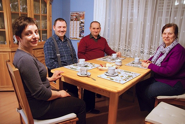 Prowadzący Kurs małżeński (od lewej) Eryka i Gerard Przybyłowie oraz Jerzy i Antonina Skrzidlo 