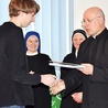  Ks. Marek Korgul osobiście gratulował zwycięzcy zmagań teologicznych – Dominikowi Wojtynie