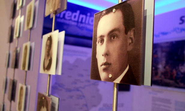 Wewnątrz synagogi zgromadzono wiele fotografii mazowieckich Żydów