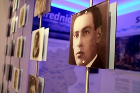 Wewnątrz synagogi zgromadzono wiele fotografii mazowieckich Żydów