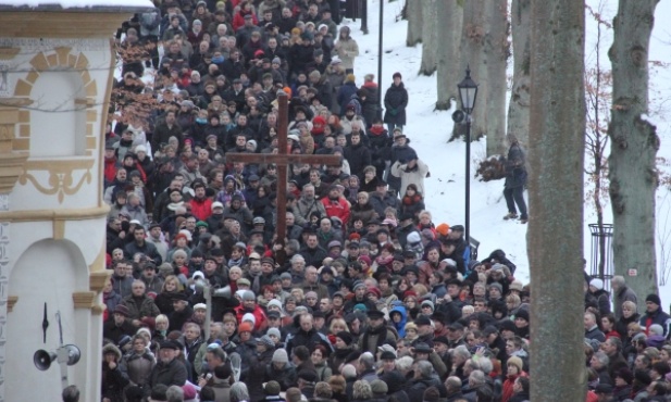 W drogach krzyżowych na wejherowskiej Kalwarii uczestniczą tysiące wiernych