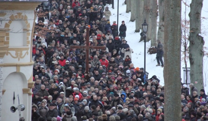 W drogach krzyżowych na wejherowskiej Kalwarii uczestniczą tysiące wiernych