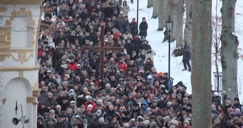 W drogach krzyżowych na wejherowskiej Kalwarii uczestniczą tysiące wiernych