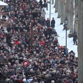 W drogach krzyżowych na wejherowskiej Kalwarii uczestniczą tysiące wiernych