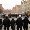 Policja odgrodziła manifestujących 