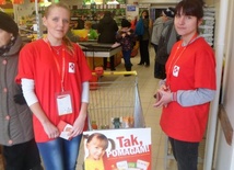 Wolontariusze zbierający żywność w sklepach spotkali się z zainteresowaniem i życzliwością darczyńców