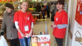 Wolontariusze zbierający żywność w sklepach spotkali się z zainteresowaniem i życzliwością darczyńców